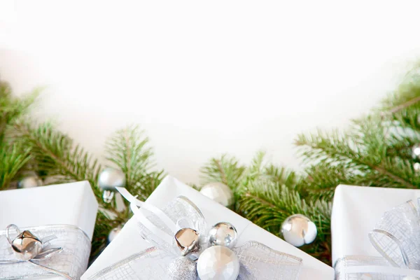 Marco verde navideño y caja de regalo aislada en fondo blanco — Foto de Stock