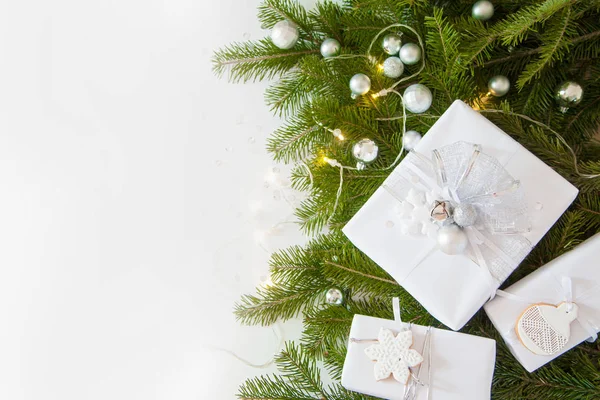 Fondo decorativo de Navidad con ramas de abeto, conos, plata — Foto de Stock