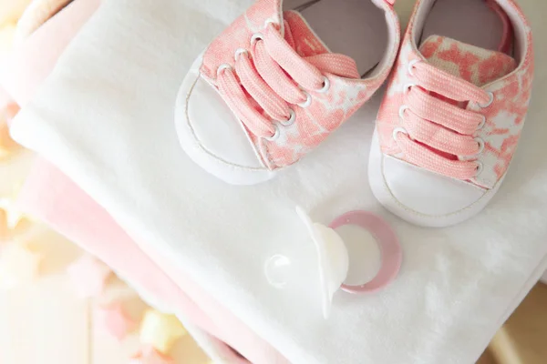 Gifts and pink decorations for girl baby shower indoors. close-u — Stock Photo, Image