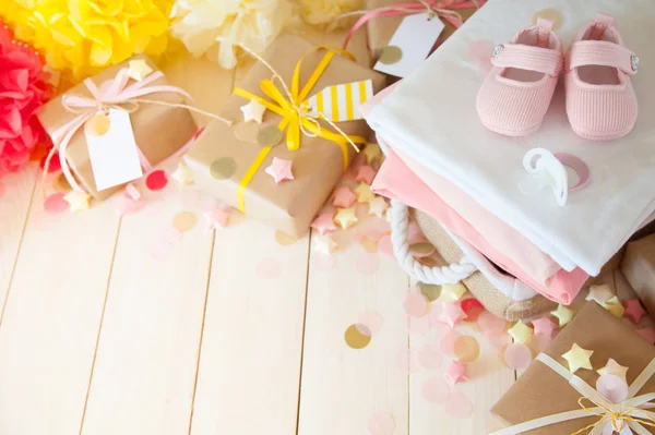 Giften en roze decoraties voor meisje baby shower binnenshuis. — Stockfoto