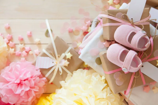 Regalos y decoraciones de color rosa para niña ducha de bebé en el interior. Muy cerca. — Foto de Stock
