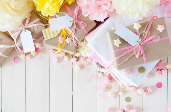 Regalos y decoraciones rosadas para niña baby shower en interiores . — Foto de Stock