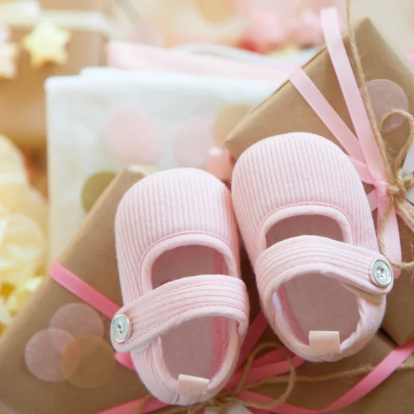 Regalos y decoraciones de color rosa para niña ducha de bebé en el interior. Muy cerca. — Foto de Stock