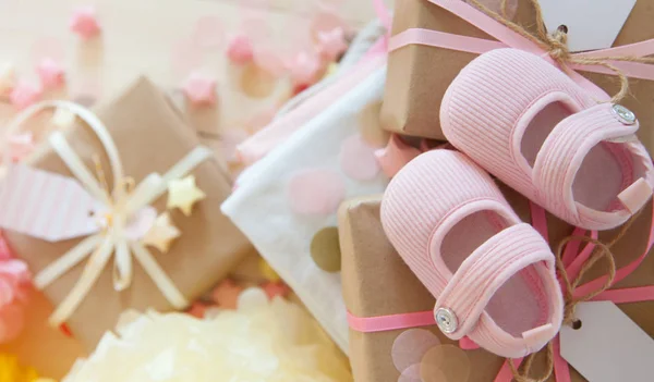 Gifts and pink decorations for girl baby shower indoors. close-u — Stock Photo, Image