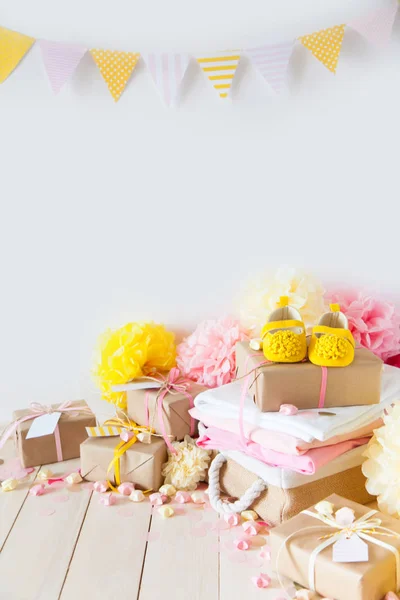 Giften en roze decoraties voor meisje baby shower binnenshuis. — Stockfoto