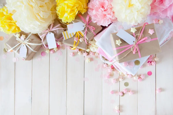 Presentes e decorações rosa para chuveiro do bebê menina dentro de casa . — Fotografia de Stock