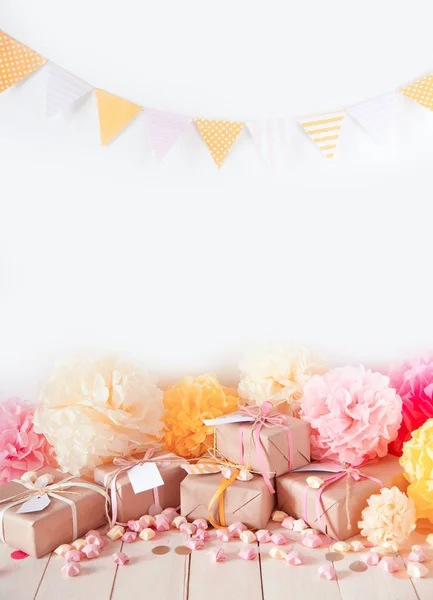 Regalos y decoraciones rosadas para niña baby shower en interiores . — Foto de Stock