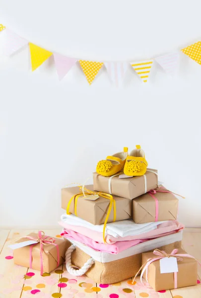 Giften en roze decoraties voor meisje baby shower binnenshuis. — Stockfoto