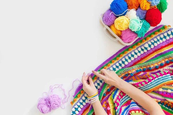 Bolas de hilo de colores. Vista desde arriba. Todos los colores de la ra — Foto de Stock