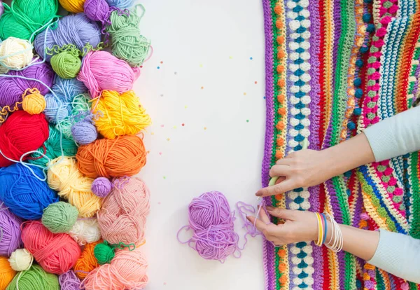 Balls of colored yarn. View from above. All the colors of the ra — Stock Photo, Image