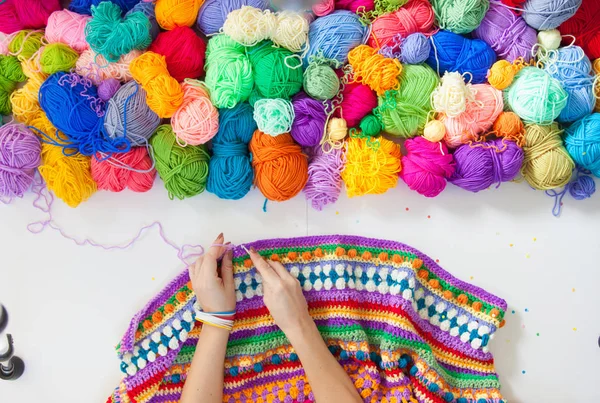 Balls of colored yarn. View from above. All the colors of the ra — Stock Photo, Image