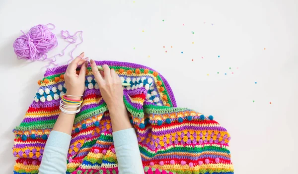 Balls of colored yarn. View from above. All the colors of the ra — Stock Photo, Image