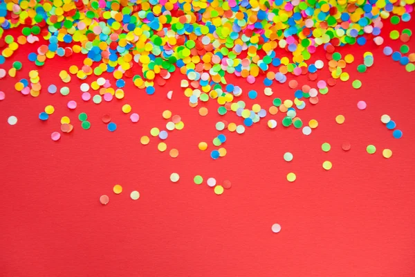 Marco redondo hecho de confeti de color. Fondo rojo. Comida festiva — Foto de Stock