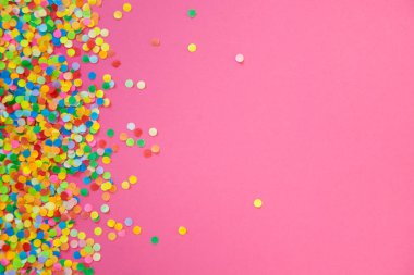 Yuvarlak çerçeve renkli konfeti yaptı. Pembe bir arka plan. Festival c