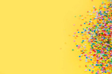 Yuvarlak çerçeve renkli konfeti yaptı. Beyaz arka plan. Şenlikli 