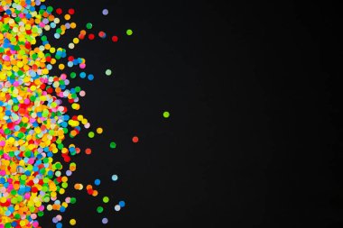 Yuvarlak çerçeve renkli konfeti yaptı. Beyaz arka plan. Şenlikli 