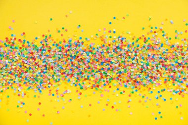 Çerçeve renkli konfeti yaptı. Sarı arka plan