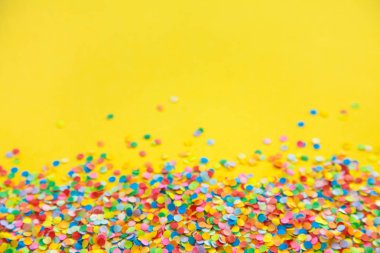 Çerçeve renkli konfeti yaptı. Sarı arka plan