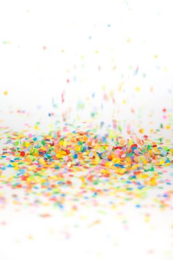 Beyaz arka plan üzerinde uçan renkli konfeti