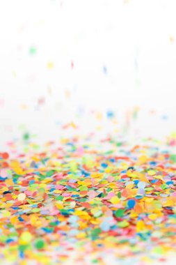 Beyaz arka plan üzerinde uçan renkli konfeti