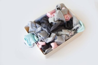 Sıralanmamış kirli çorap yığını. Berbat çorap. Beyaz arka plan.