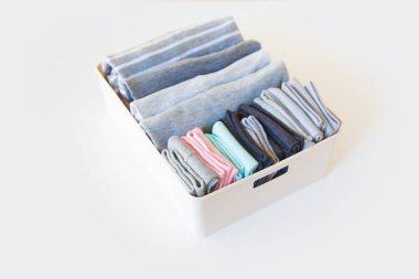 Brught çorap, closeup ile kutu. çorap kadar sıralayın. Beyaz arka plan.