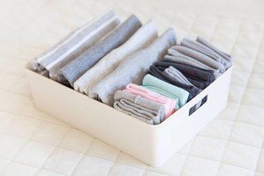 Sepet veya düzgünce katlanmış renkli çorap kutusuyla. Çorap veya giydirin