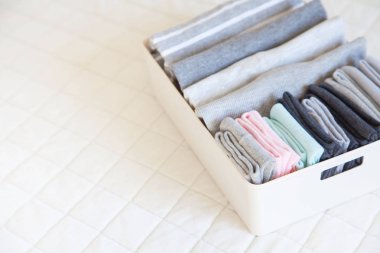 Sepet veya düzgünce katlanmış renkli çorap kutusuyla. Çorap veya giydirin