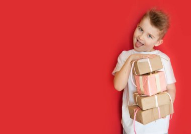 Küçük bir çocuk tutan bir kart ve anne için hediyeler. Anneler günü cel için