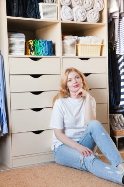 Güzel genç şok kadın ne giyeceğimi bilmiyorum. Sipariş