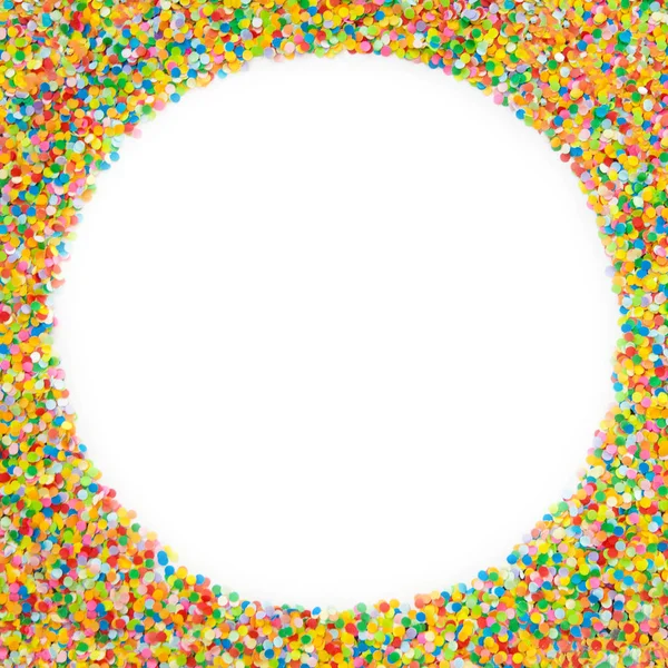 Круглая рамка из цветных конфетти. Белый фон. Праздник — стоковое фото