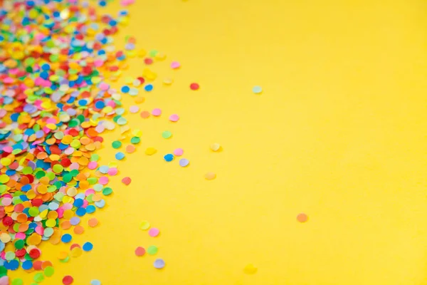 Rund ram gjord av färgade konfetti. Vit bakgrund. Festlig — Stockfoto