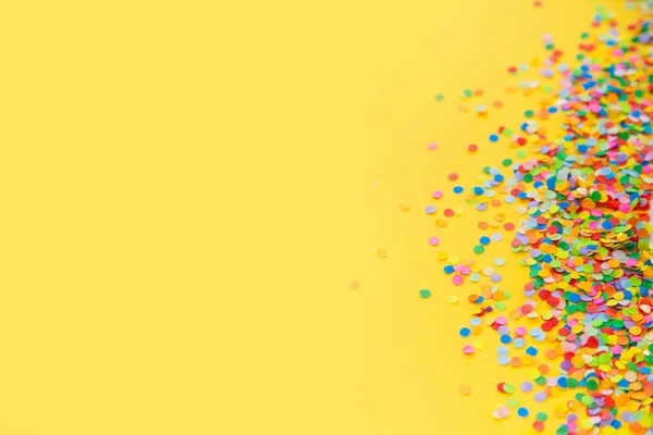 Kerek keret készült színes konfetti. Fehér háttér. Ünnepi — Stock Fotó