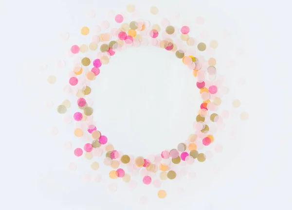 Bingkai bulat terbuat dari confetti berwarna. Latar belakang putih. Festive — Stok Foto