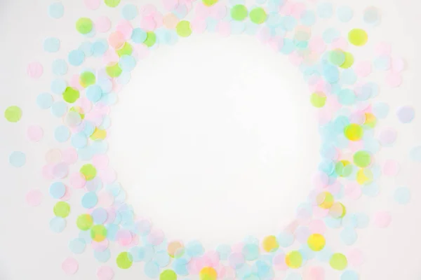 Круглая рамка из конфетти пастельного цвета. Белый фон. Ж — стоковое фото