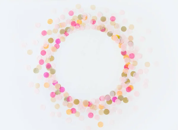 Marco redondo hecho de confeti de color. Fondo blanco. Festivo — Foto de Stock