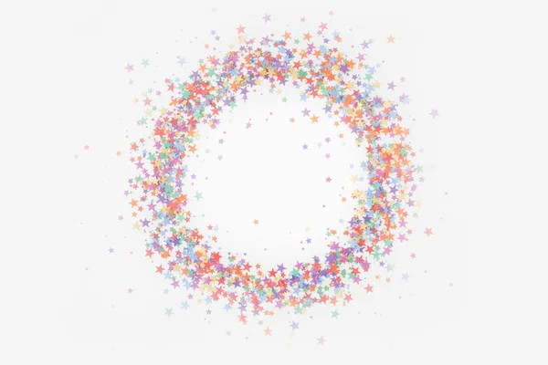 Круглая рамка из цветных конфетти-звезд. Белый фон. Fe — стоковое фото