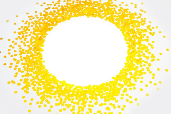 Marco redondo de confeti dorado. Fondo blanco. Contra festivo —  Fotos de Stock