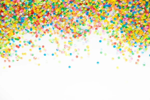 Fémkeret színes konfetti. Fehér háttér — Stock Fotó