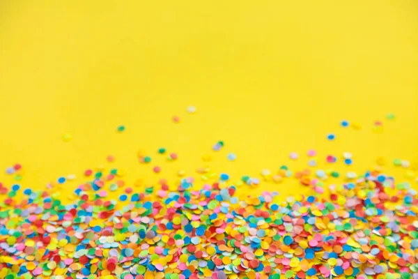 Fémkeret színes konfetti. Sárga háttérrel — Stock Fotó