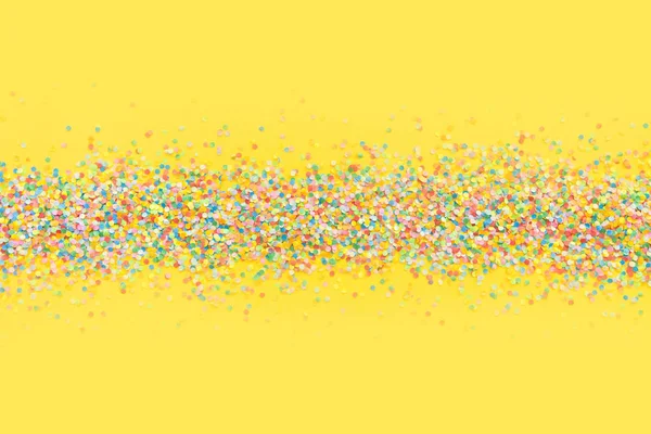 Marco hecho de confeti de color. Fondo amarillo — Foto de Stock