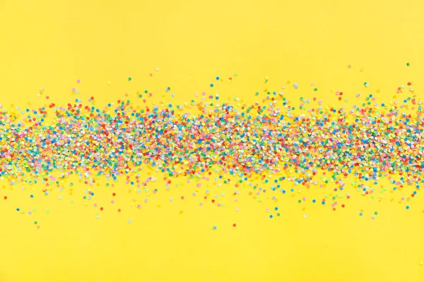 Stomme av färgade konfetti. Gul bakgrund — Stockfoto