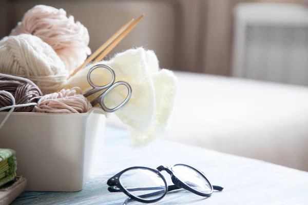 Garn in einem Korb aus beigen und neutralen, natürlichen Tönen strickt ein — Stockfoto