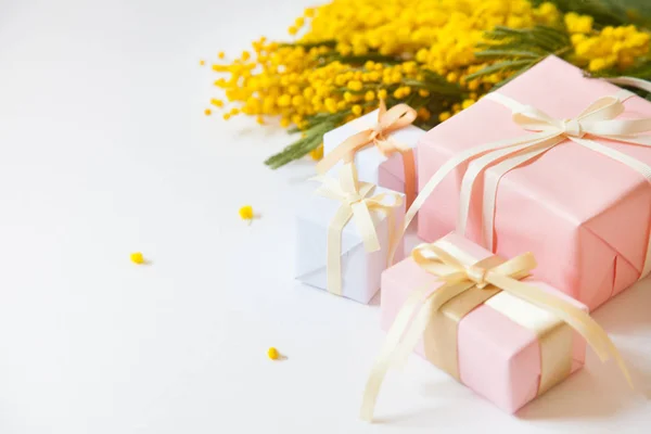 Flores de Mimosa y cajas de regalo festivas. Día de la Madre y 8 de marzo — Foto de Stock