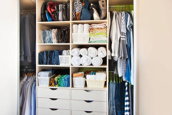 Kleding in de lade in de kast liggen. T-shirts voor dames — Stockfoto