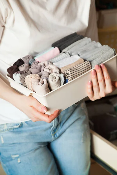 Het meisje zet orde op zaken in de garderobe. Verticale Japans — Stockfoto