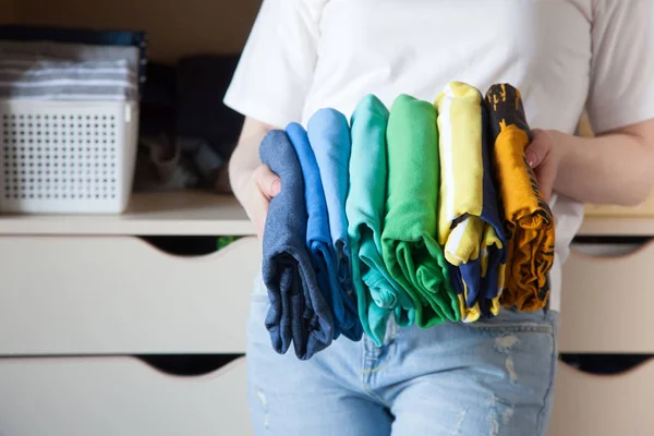 Mulher dobra roupas verticalmente em uma prateleira de guarda-roupa. Japonês sto — Fotografia de Stock