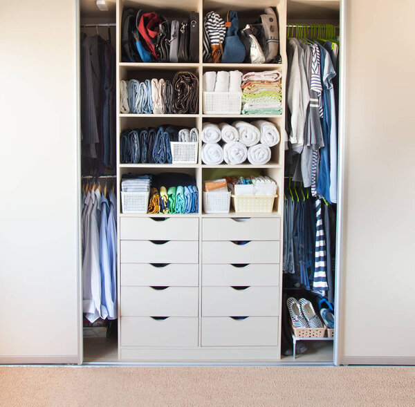 Одежда лежит в ящике в шкафу. Футболки для женщин
