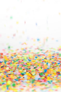 Beyaz arka plan üzerinde uçan renkli konfeti