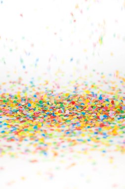 Beyaz arka plan üzerinde uçan renkli konfeti